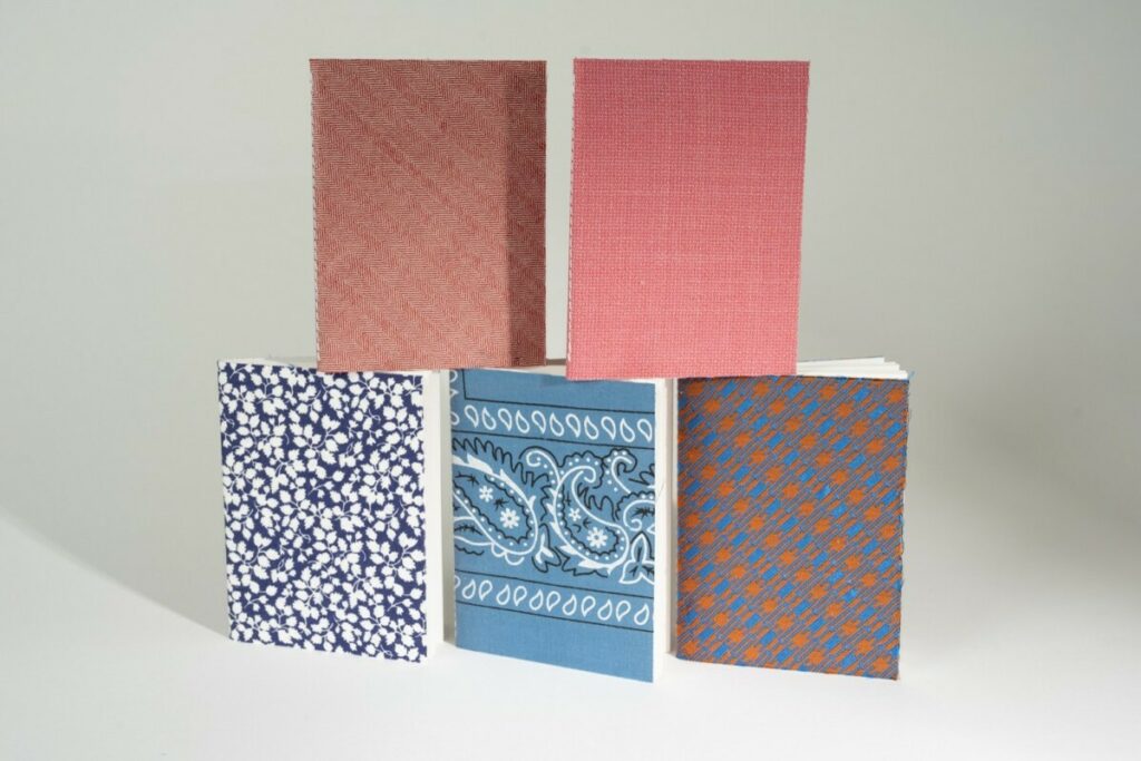 Mini carnets de notes A6 avec reliure en couture Singer blanche – Couverture en tissu upcyclé issu d’un créateur de noeud papillon cravate