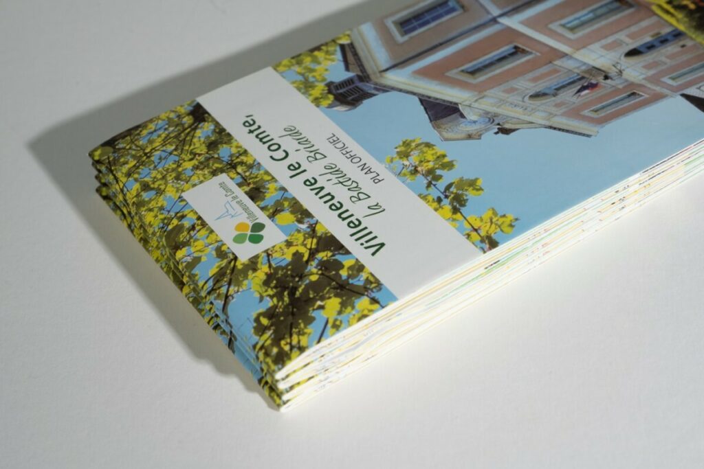 Plan de ville dépliant 10x21cm fermé avec 5 plis accordéons et 1 pli croisé – couché brillant 150g