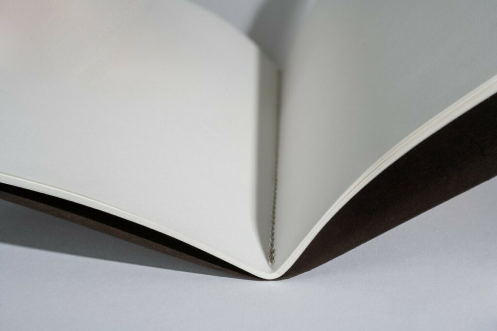 Carnets de notes pour cabinet d’architecte avec dorure à chaud or mat – Reliure en couture singer au pli – Colorplan Bitter Chocolate 270g