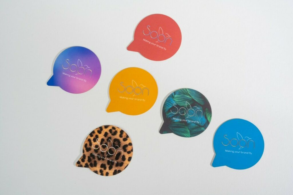 Cartes de visites en forme de bulle BD, phylactère – Dorure numérique Holographique 3D – Découpe laser – Pelliculage soft touch
