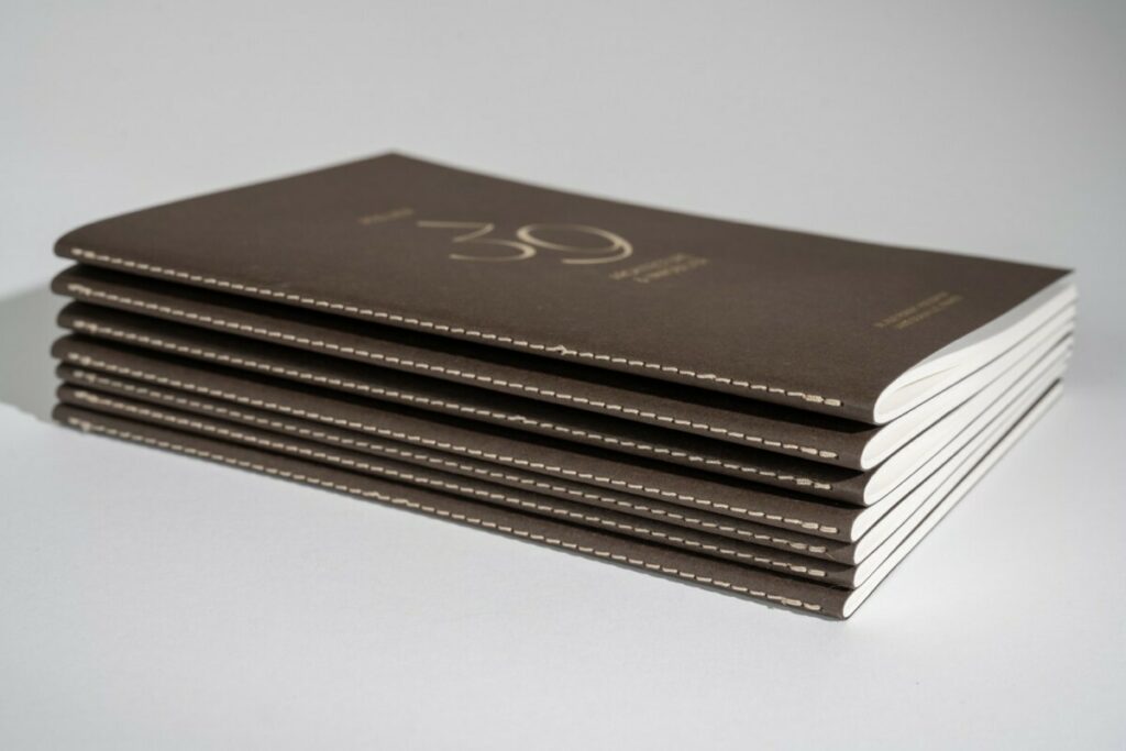 Carnets de notes pour cabinet d’architecte avec dorure à chaud or mat – Reliure en couture singer au pli – Colorplan Bitter Chocolate 270g