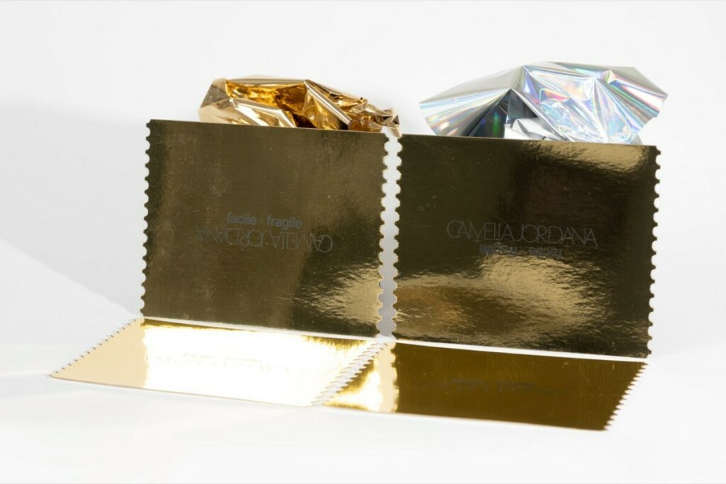 Tickets d’or pour artiste avec découpe laser en créneaux – Couché mat 350g – Dorure recto/verso