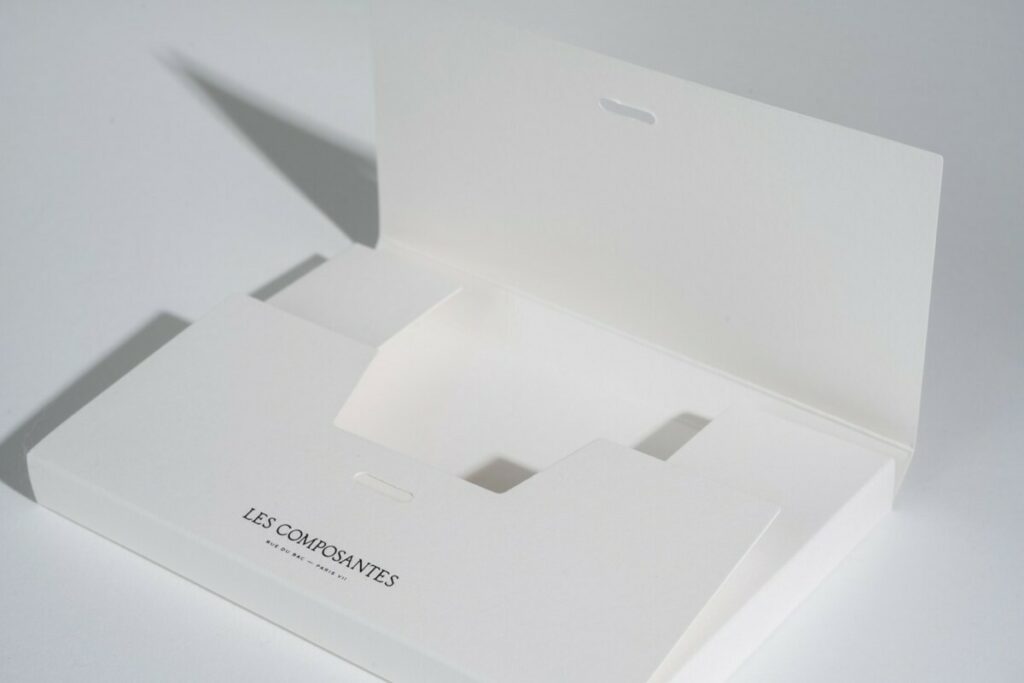 Cartes postales avec pochette cadeau avec encoche ruban – Marquage à chaud noir brillant – Freelife vellum white 320g – Découpe à la forme