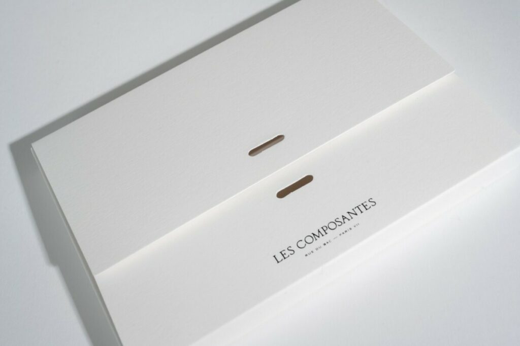 Cartes postales avec pochette cadeau avec encoche ruban – Marquage à chaud noir brillant – Freelife vellum white 320g – Découpe à la forme