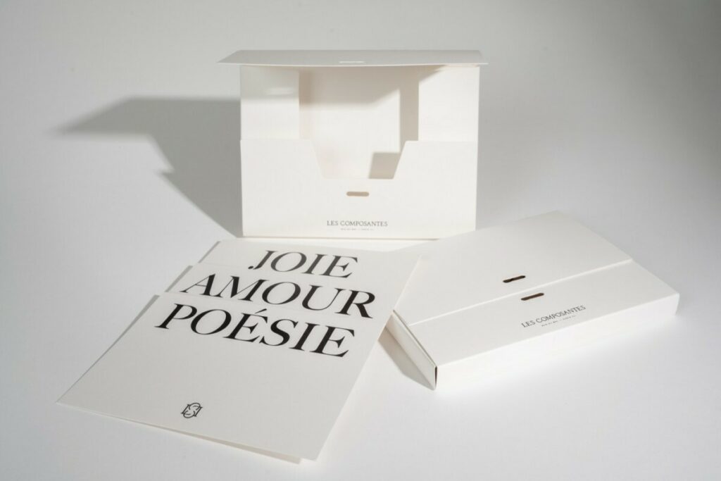 Cartes postales avec pochette cadeau avec encoche ruban – Marquage à chaud noir brillant – Freelife vellum white 320g – Découpe à la forme