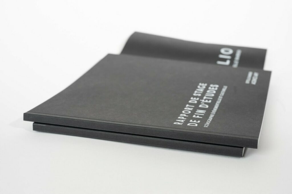 Rapport de stage et portfolio fin d’étude en reliure dos carré collé – Impression photos noir et blanc – Impression blanche numérique sur papier de création noir teinté masse – Sirio color black 290g