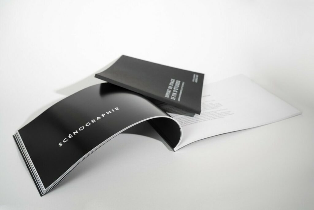 Rapport de stage et portfolio fin d’étude en reliure dos carré collé – Impression photos noir et blanc – Impression blanche numérique sur papier de création noir teinté masse – Sirio color black 290g