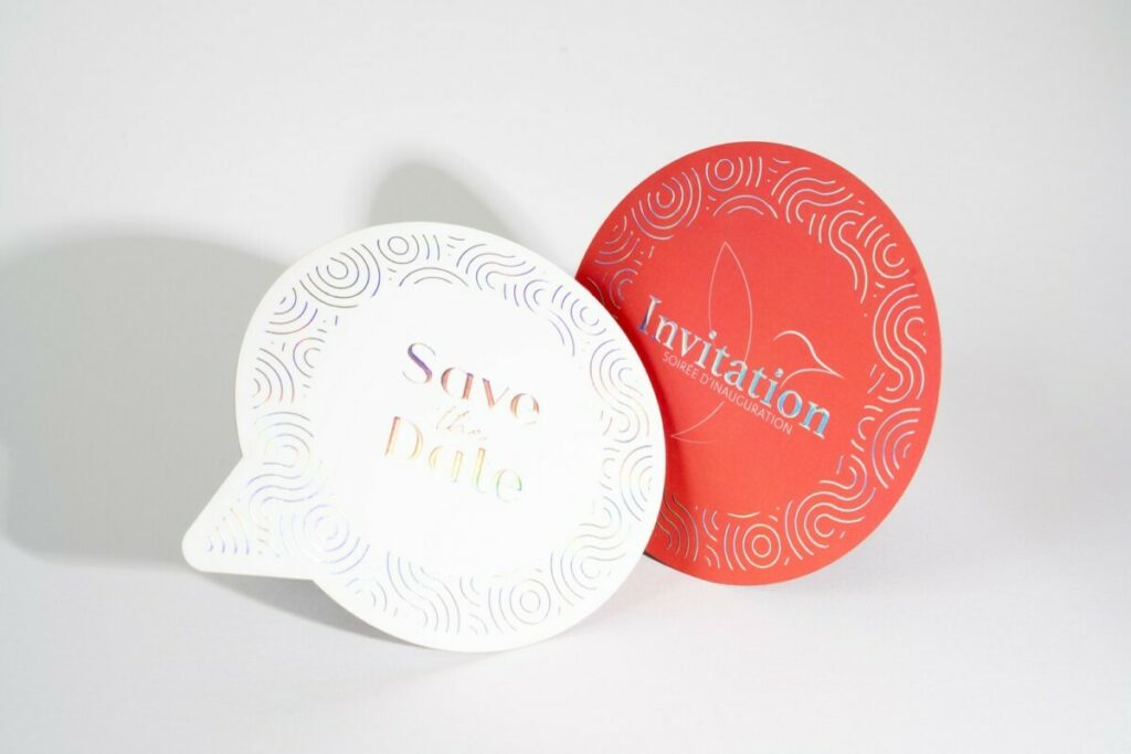 Save the date et invitation inauguration en forme de bulle BD, phylactère – Dorure numérique Holographique 3D – Découpe laser – Pelliculage soft touch