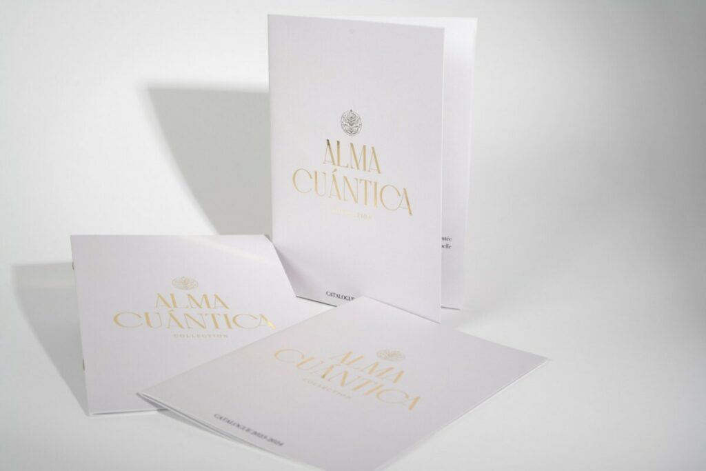 Catalogue pour maison de décoration d’intérieur – Dorure numérique OR sur couverture et reliure avec 2 agrafes dorées – Couché mat avec pelliculage