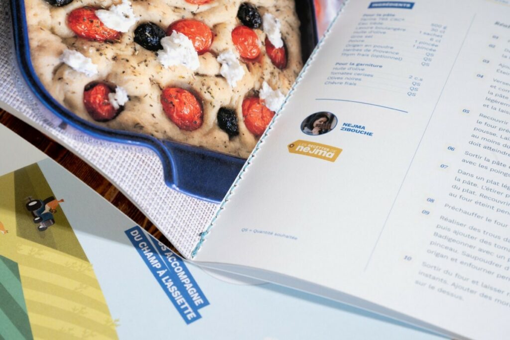 Carnet de recettes A5 avec photos et reliure en couture singer bleu assortie au pli – Olin regular Ultimate white