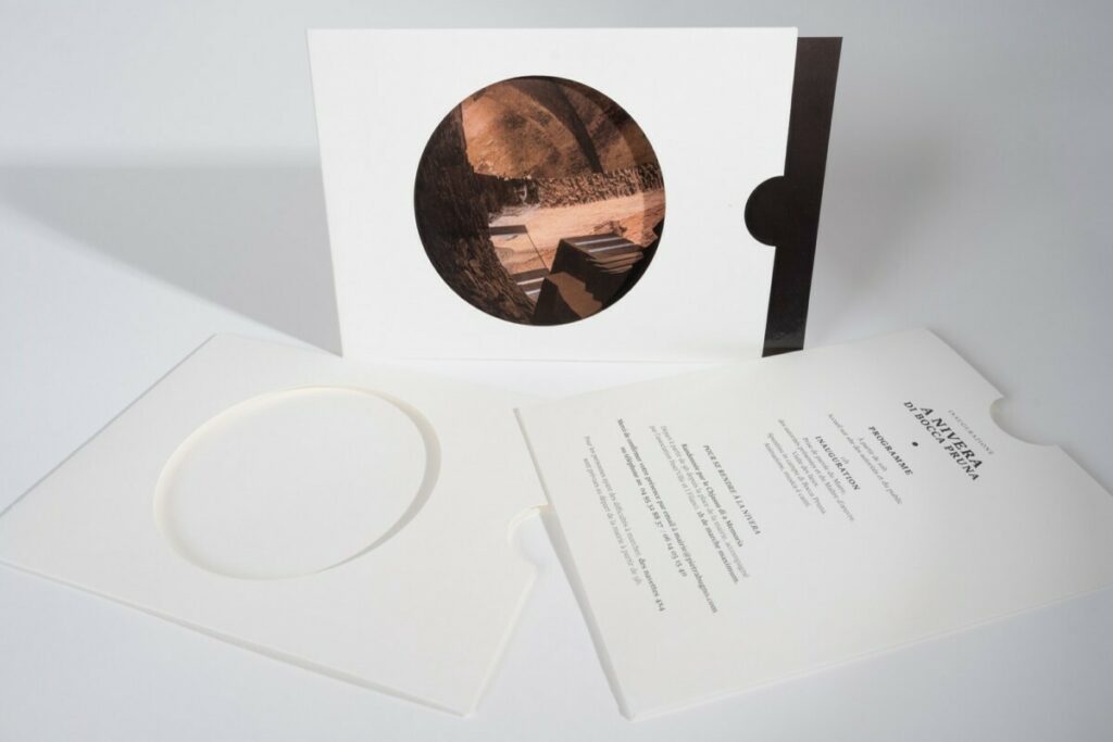 Carton d’invitation inauguration avec pochette en découpe sur mesure et carte postale – Old Mill Premium White – Découpe numérique avec cercle et coup de pouce