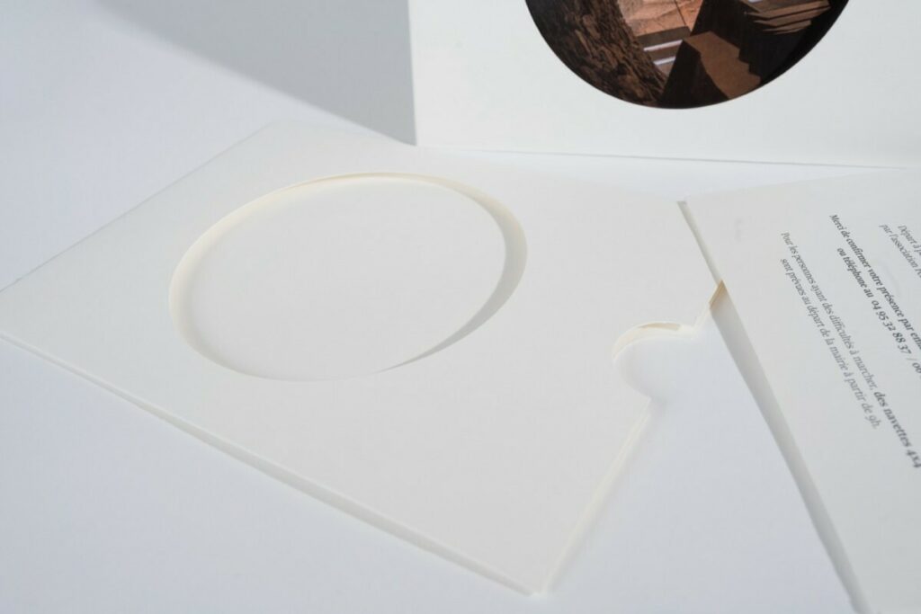 Carton d’invitation inauguration avec pochette en découpe sur mesure et carte postale – Old Mill Premium White – Découpe numérique avec cercle et coup de pouce