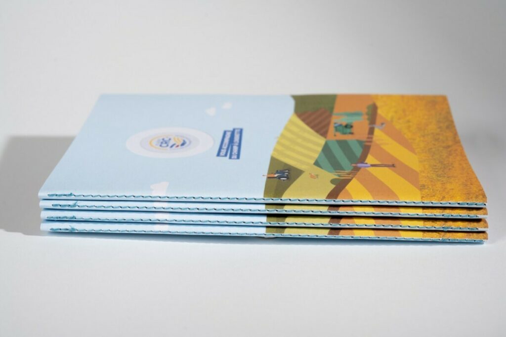 Carnet de recettes A5 avec photos et reliure en couture singer bleu assortie au pli – Olin regular Ultimate white