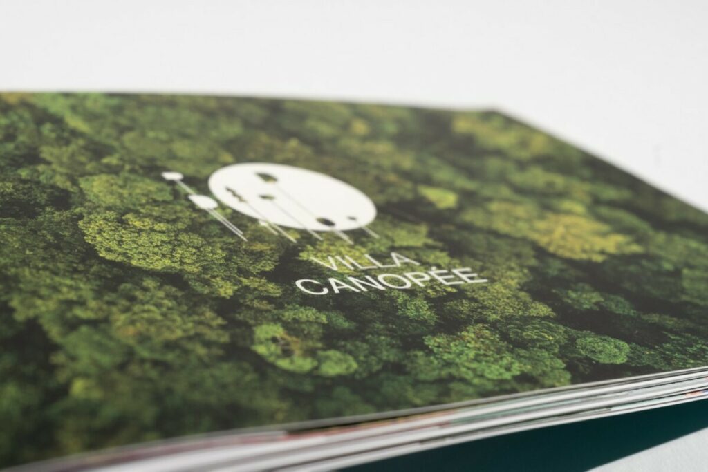 Book de présentation projet résidence d’artiste format A4 paysage – Reliure 2 agrafes métal – Pelliculage soft touch – Vernis 3D sur logo