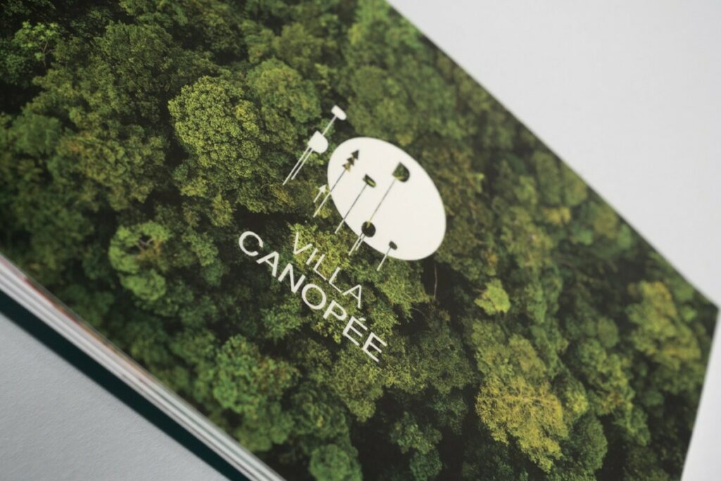 Book de présentation projet résidence d’artiste format A4 paysage – Reliure 2 agrafes métal – Pelliculage soft touch – Vernis 3D sur logo