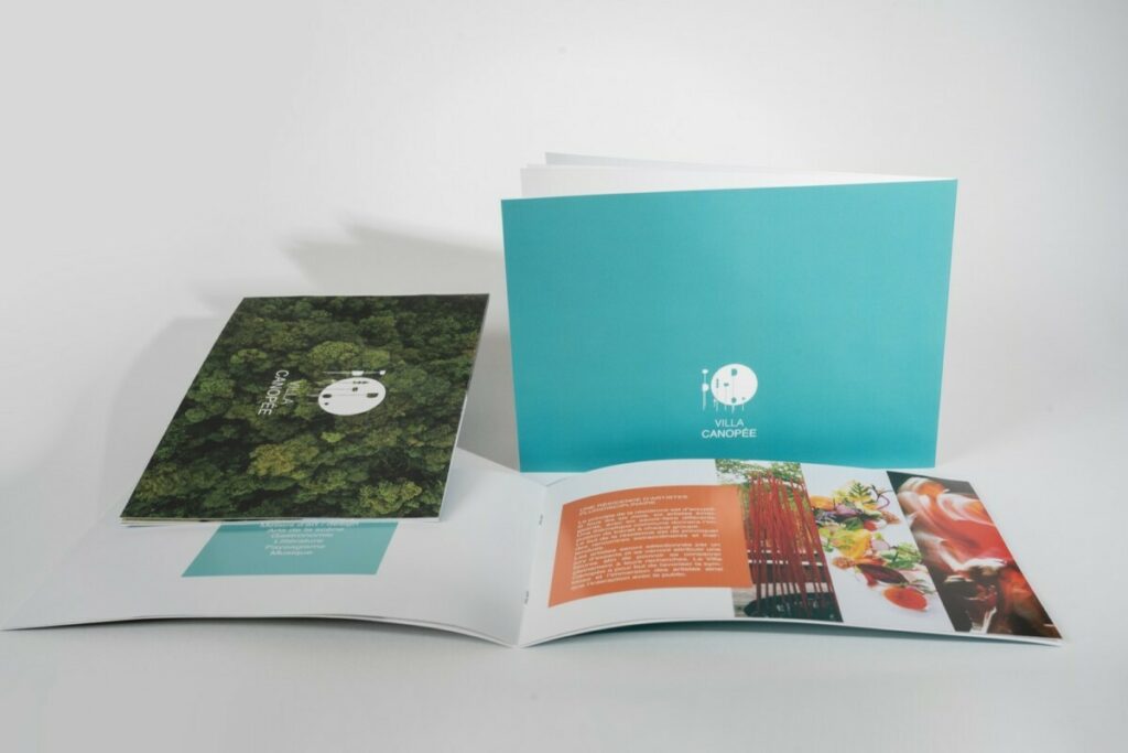 Book de présentation projet résidence d’artiste format A4 paysage – Reliure 2 agrafes métal – Pelliculage soft touch – Vernis 3D sur logo