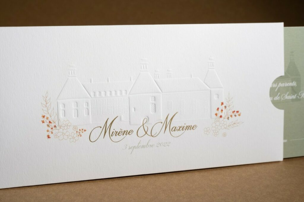 Pochette sur mesure pour faire-part de mariage – Gaufrage du chateau – Marquage à chaud en débossage des prénoms – découpe avec coup de pouce – Old Mill Premium White 300gr/m2