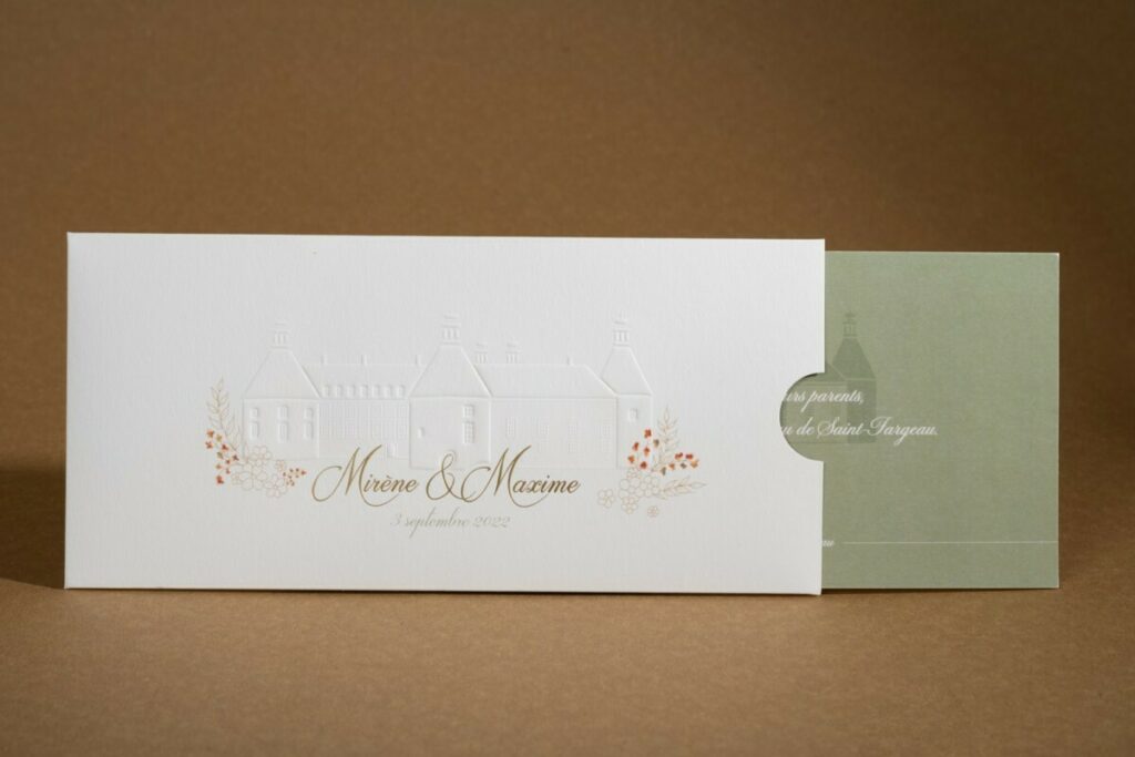 Pochette sur mesure pour faire-part de mariage – Gaufrage du chateau – Marquage à chaud en débossage des prénoms – découpe avec coup de pouce – Old Mill Premium White 300gr/m2