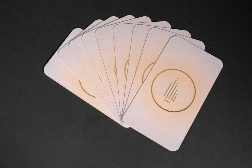 Jeu de carte oracle divinatoire – 4 angles arrondis 9mm – Dorure numérique verso avec logo – Pelliculage mat