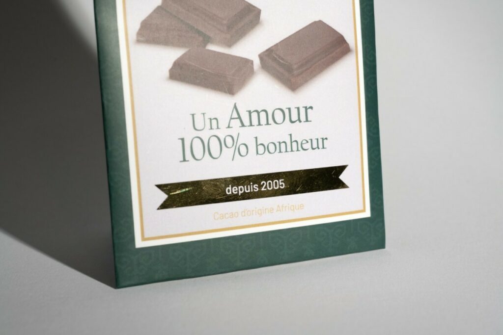Faire-part de mariage tablette de chocolat et son emballage – Couché mat avec pellicuage mat et dorure or monogramme – Découpe numérique pochette avec coup de pouce