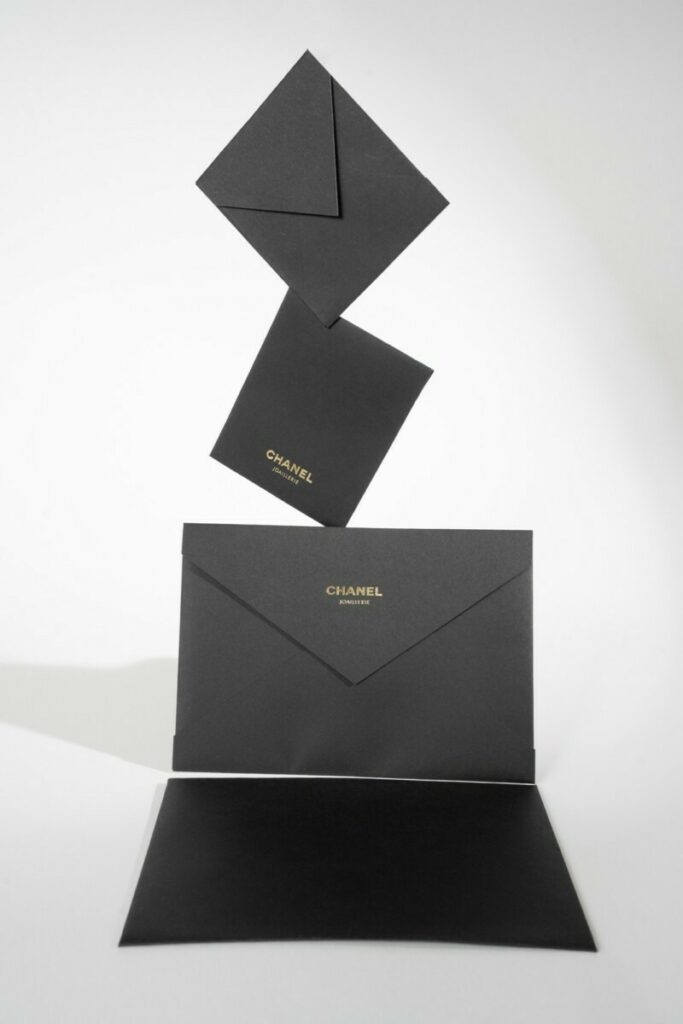 Enveloppes C5 luxe patte pointu sur mesure – Marquage à chaud traditionnel Or brillant – Découpe à la forme – Sirio color black 140g