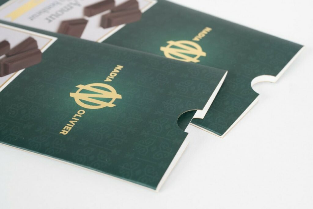 Faire-part de mariage tablette de chocolat et son emballage – Couché mat avec pellicuage mat et dorure or monogramme – Découpe numérique pochette avec coup de pouce