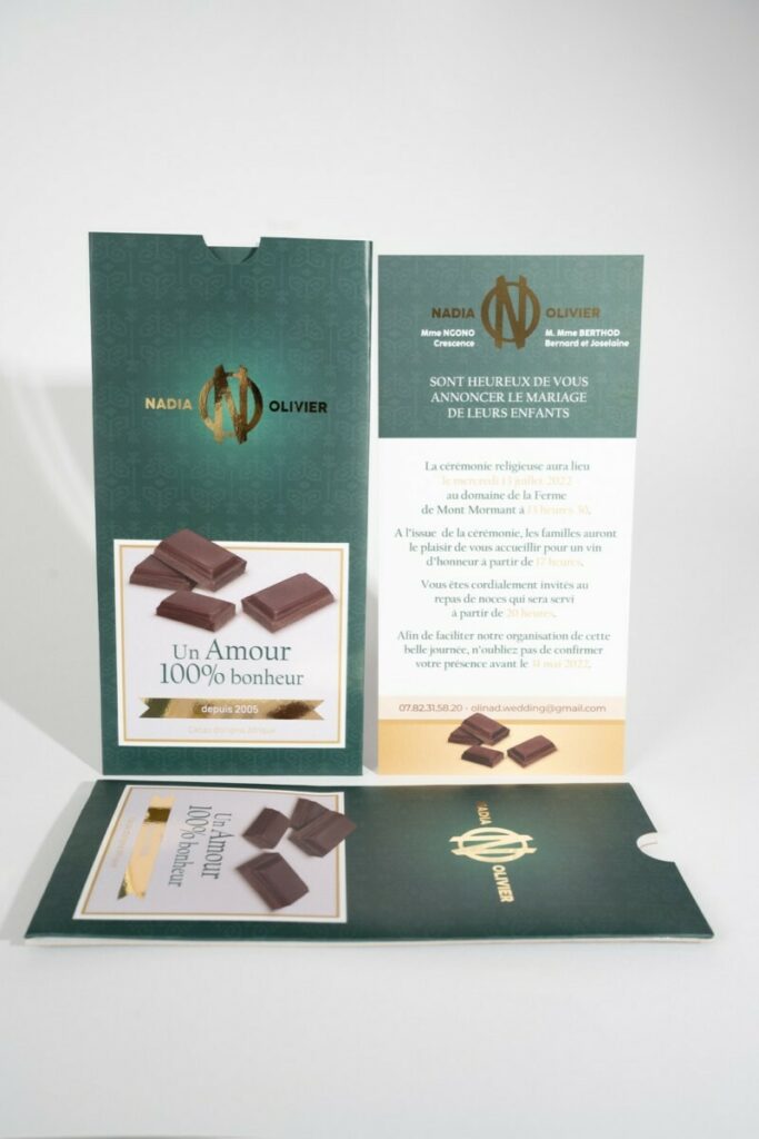 Faire-part de mariage tablette de chocolat et son emballage – Couché mat avec pellicuage mat et dorure or monogramme – Découpe numérique pochette avec coup de pouce