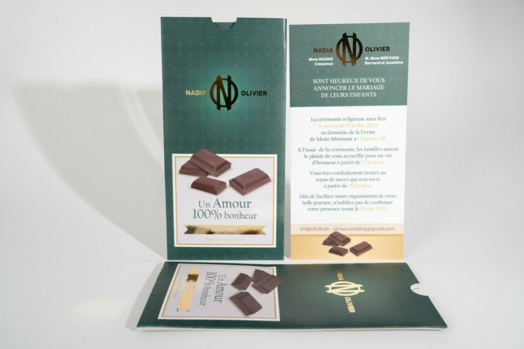 Faire-part de mariage tablette de chocolat et son emballage – Couché mat avec pellicuage mat et dorure or monogramme – Découpe numérique pochette avec coup de pouce