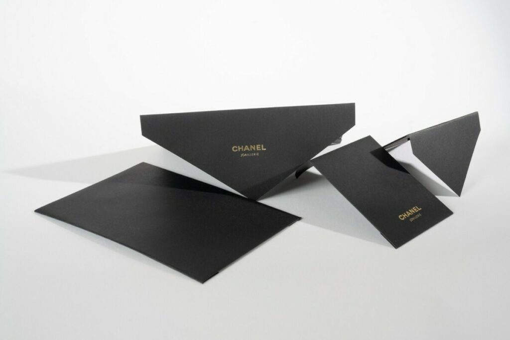 Enveloppes C5 luxe patte pointu sur mesure – Marquage à chaud traditionnel Or brillant – Découpe à la forme – Sirio color black 140g