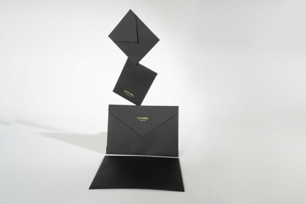 Enveloppes C5 luxe patte pointu sur mesure – Marquage à chaud traditionnel Or brillant – Découpe à la forme – Sirio color black 140g
