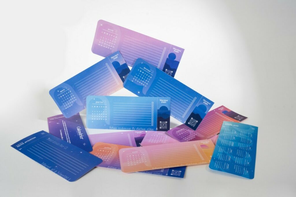 Calendrier marque page avec 2 angles arrondis 9mm – 1 zone de pré découpage  – Couché mat 300g