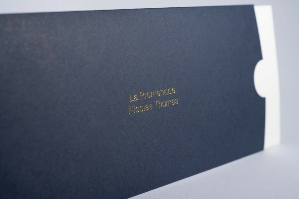 Pochette porte menu restaurant gastronomique – Forme de découpe avec ouverture coup de pouce – Dorure à chaud or brillant – Sirio color dark blue 290gr