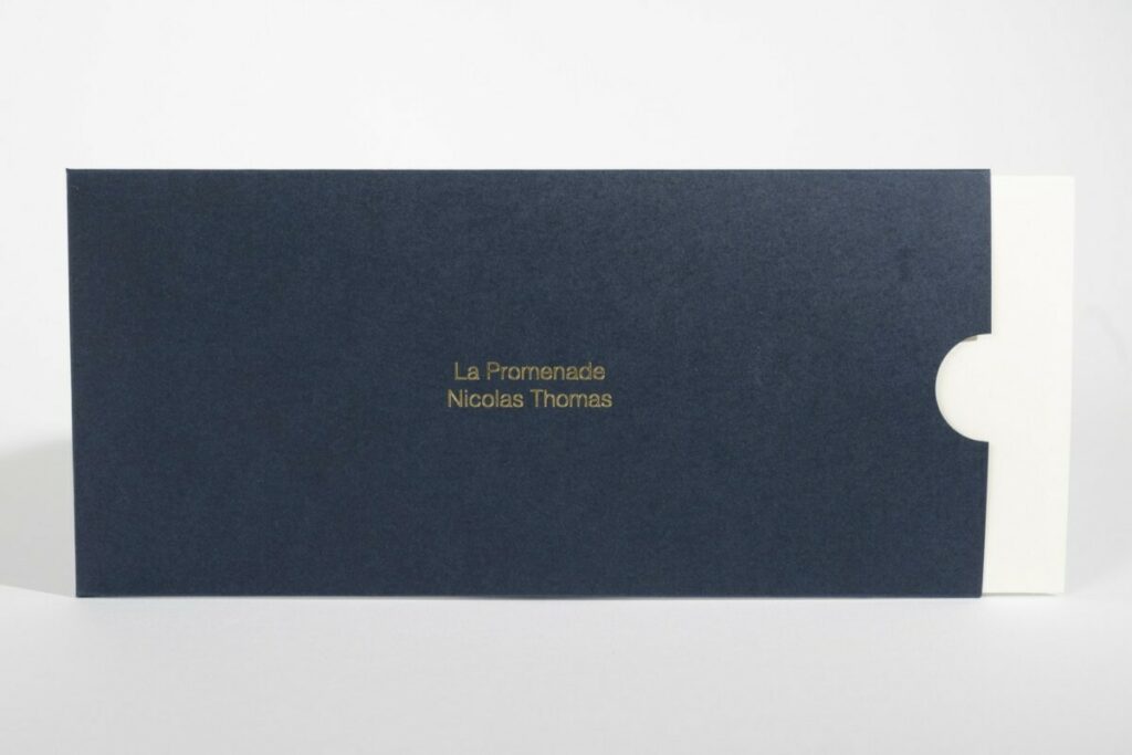 Pochette porte menu restaurant gastronomique – Forme de découpe avec ouverture coup de pouce – Dorure à chaud or brillant – Sirio color dark blue 290gr