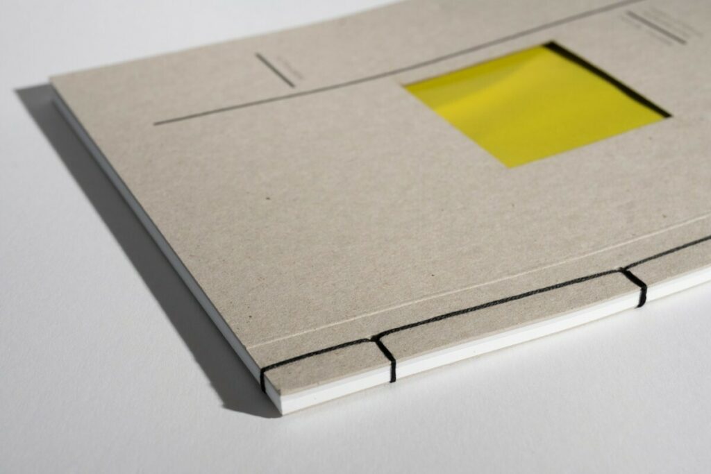 Porfolio pour photographe plasticienne avec reliure en couture Japonaise 4 points – Couverture en carton gris recyclé 350g avec découpe centrale