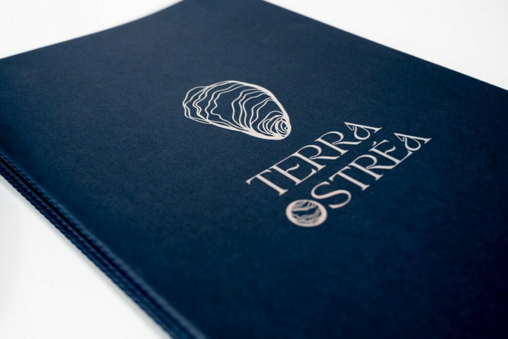 Book de présentation haut de gamme Ostréiculteur – Reliure avec couture Singer assortie – Marquage à chaud galbé Holographique Laser – Colorplan Impérial Blue – Intérieur 250g avec pelliculage mat et vernis selectif R°V° – Impression HD Jet d’encre