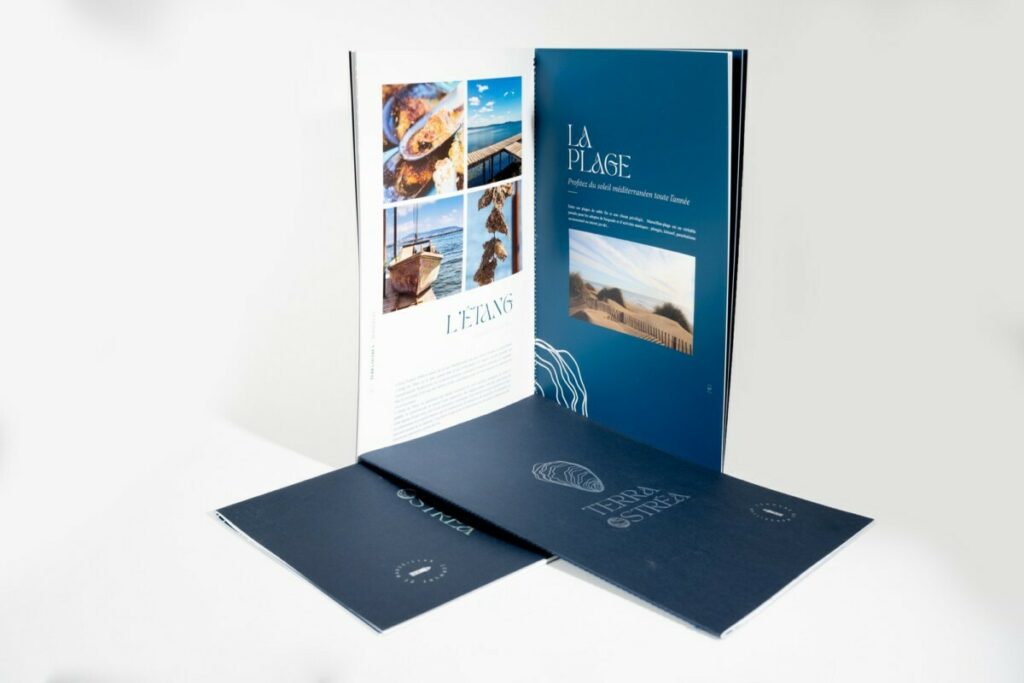 Book de présentation haut de gamme Ostréiculteur – Reliure avec couture Singer assortie – Marquage à chaud galbé Holographique Laser – Colorplan Impérial Blue – Intérieur 250g avec pelliculage mat et vernis selectif R°V° – Impression HD Jet d’encre