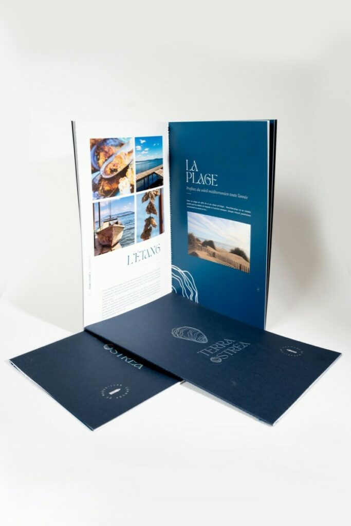 Book de présentation haut de gamme Ostréiculteur – Reliure avec couture Singer assortie – Marquage à chaud galbé Holographique Laser – Colorplan Impérial Blue – Intérieur 250g avec pelliculage mat et vernis selectif R°V° – Impression HD Jet d’encre