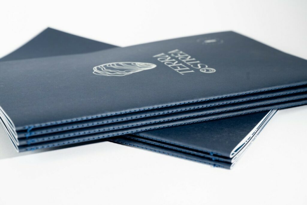 Book de présentation haut de gamme Ostréiculteur – Reliure avec couture Singer assortie – Marquage à chaud galbé Holographique Laser – Colorplan Impérial Blue – Intérieur 250g avec pelliculage mat et vernis selectif R°V° – Impression HD Jet d’encre
