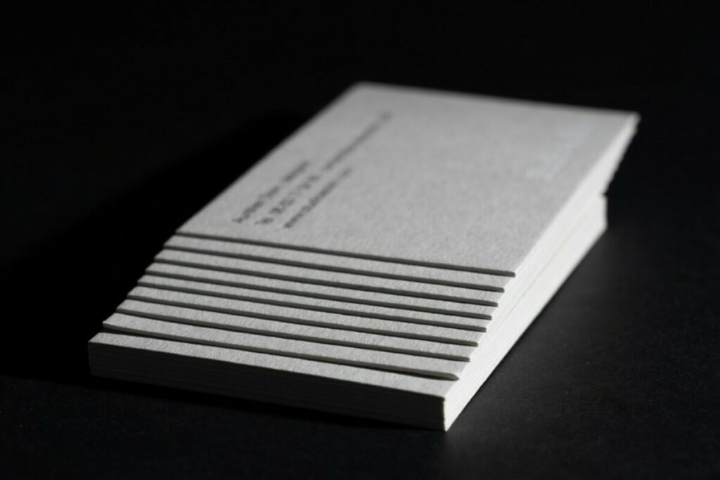 Cartes de visites moderne épurée pour designer – Contre collage duplex – Colorplan Pale Grey 540g – Double marquge à chaud Blanc et Noir brillant en débossage