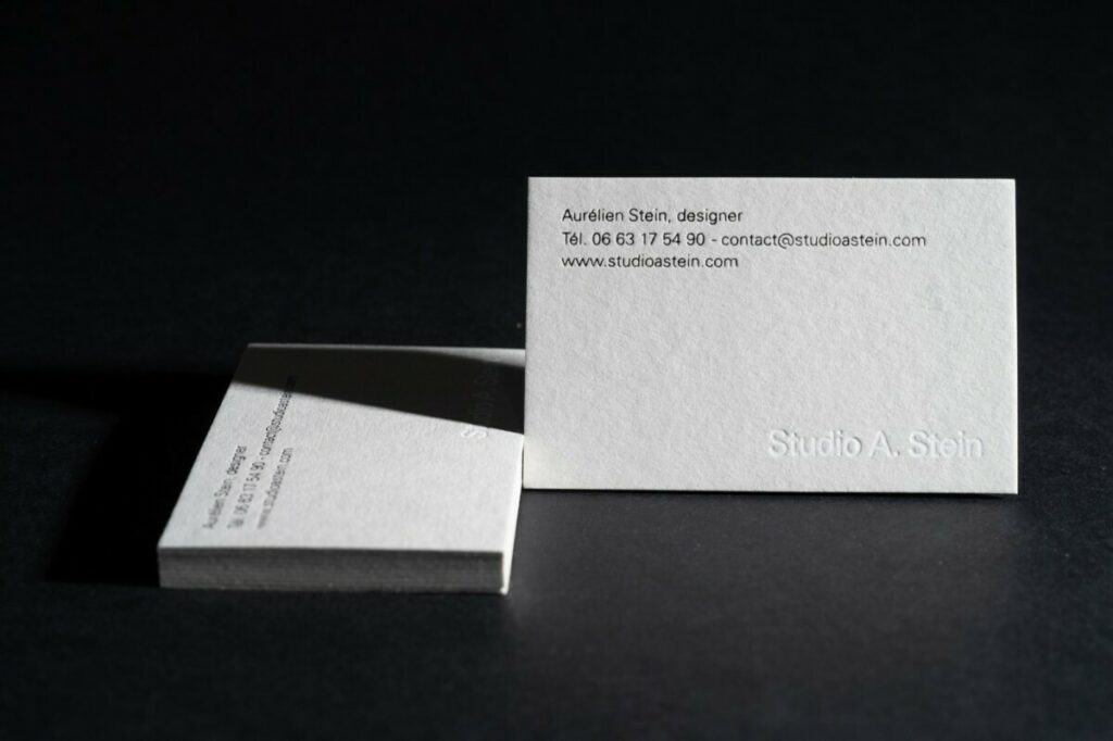 Cartes de visites moderne épurée pour designer – Contre collage duplex – Colorplan Pale Grey 540g – Double marquge à chaud Blanc et Noir brillant en débossage