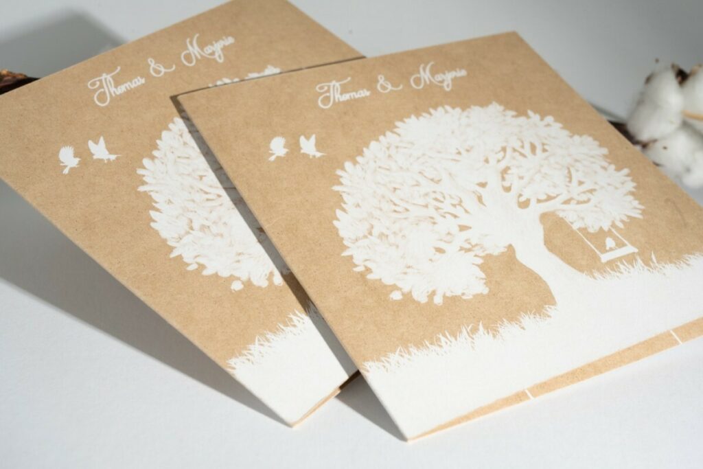 Faire-part de mariage 2 volets avec Arbre de vie sur papier kraft – Impression blanche numérique – Cocoa shell 300gr/m2