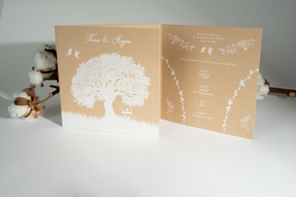 Faire-part de mariage 2 volets avec Arbre de vie sur papier kraft – Impression blanche numérique – Cocoa shell 300gr/m2