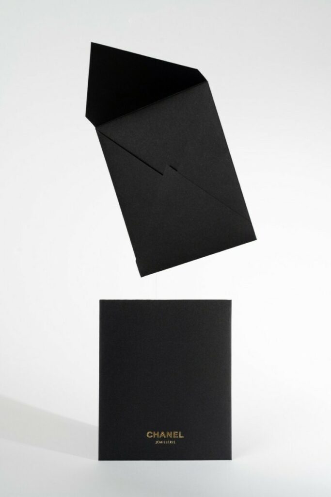 Enveloppes luxe portait patte pointu format sur mesure – Marquage à chaud traditionnel Or brillant – Découpe à la forme – Sirio color black 140g