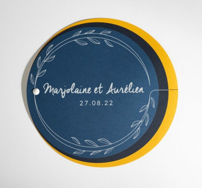 Faire-part de mariage rond type nuancier – Impression blanche numérique – Reliure avec rivet blanc – Sirio color dark blue, blu et Gialloro – Découpe numérique