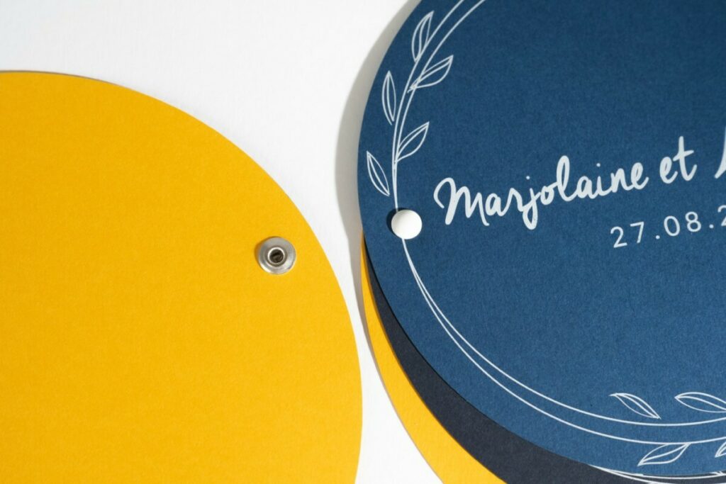 Faire-part de mariage rond type nuancier – Impression blanche numérique – Reliure avec rivet blanc – Sirio color dark blue, blu et Gialloro – Découpe numérique