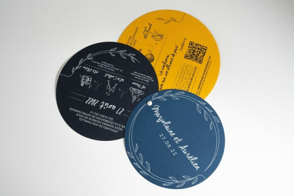 Faire-part de mariage rond type nuancier – Impression blanche numérique – Reliure avec rivet blanc – Sirio color dark blue, blu et Gialloro – Découpe numérique
