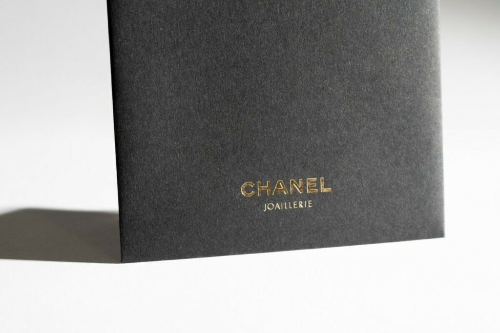 Enveloppes luxe portait patte pointu format sur mesure – Marquage à chaud traditionnel Or brillant – Découpe à la forme – Sirio color black 140g