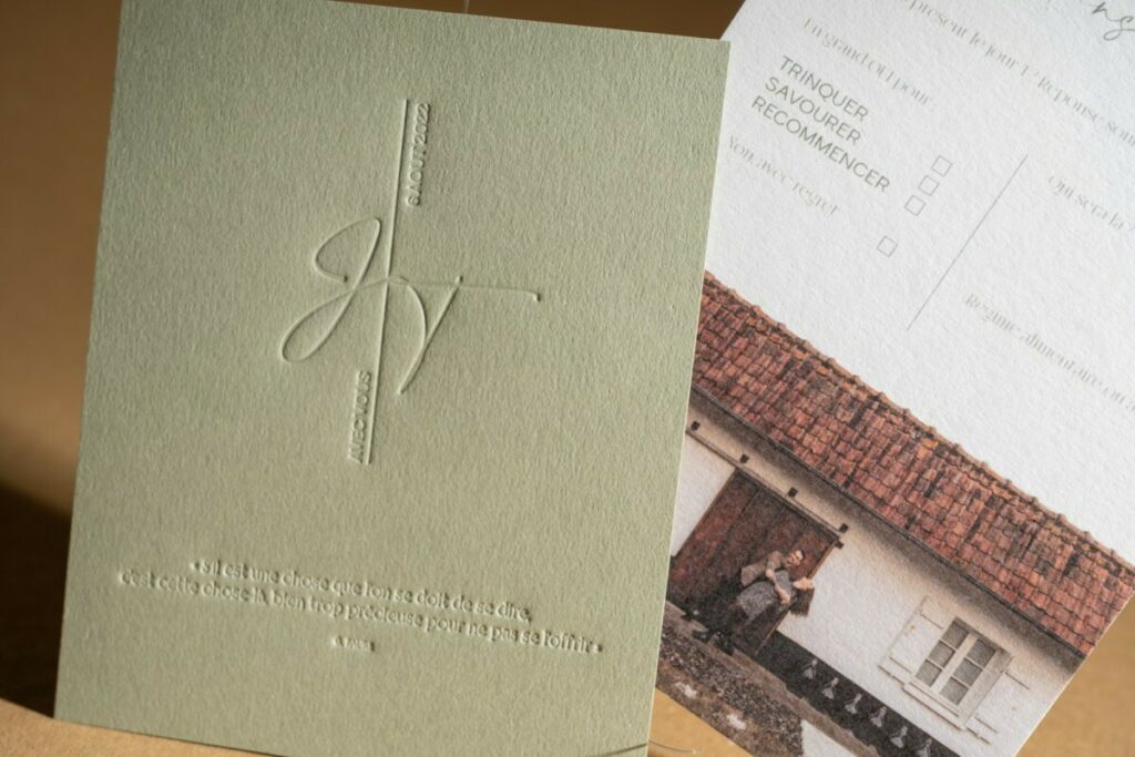 Faire-part de mariage avec monogramme en débossage pur en creux – Materica Verdigris – Old Mill Premium white impression cmjn