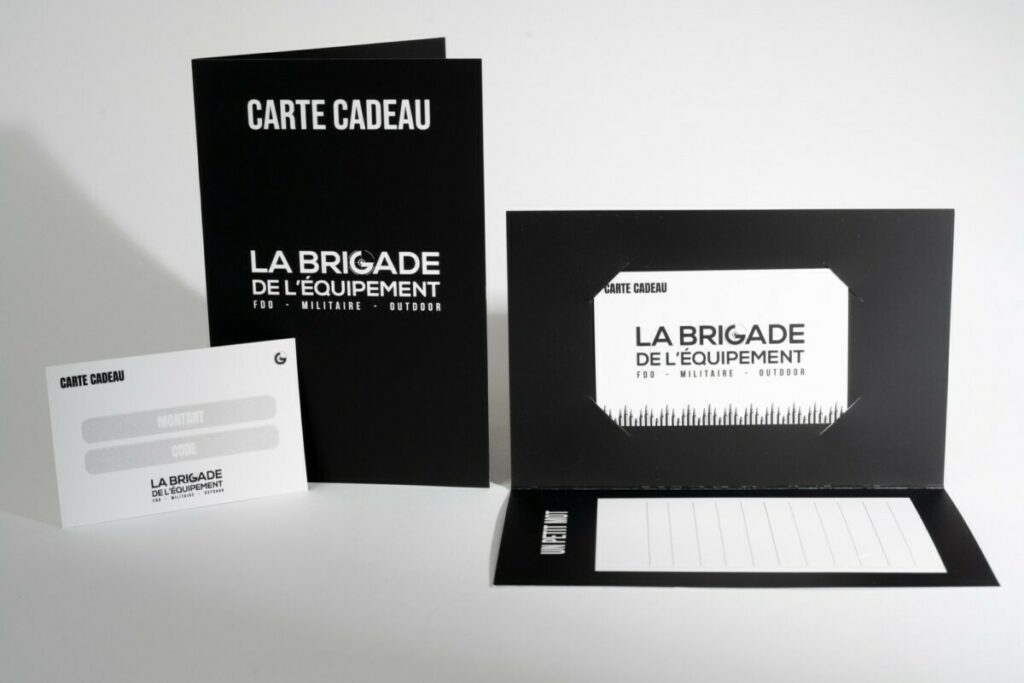 Pochette pour carte cadeau boutique avec découpe encoches – Couché mat 350gr avec pelliculage mat anti rayure – 1 rainage