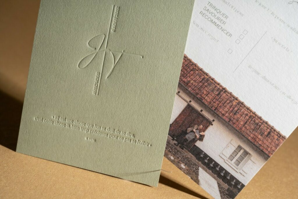 Faire-part de mariage avec monogramme en débossage pur en creux – Materica Verdigris – Old Mill Premium white impression cmjn